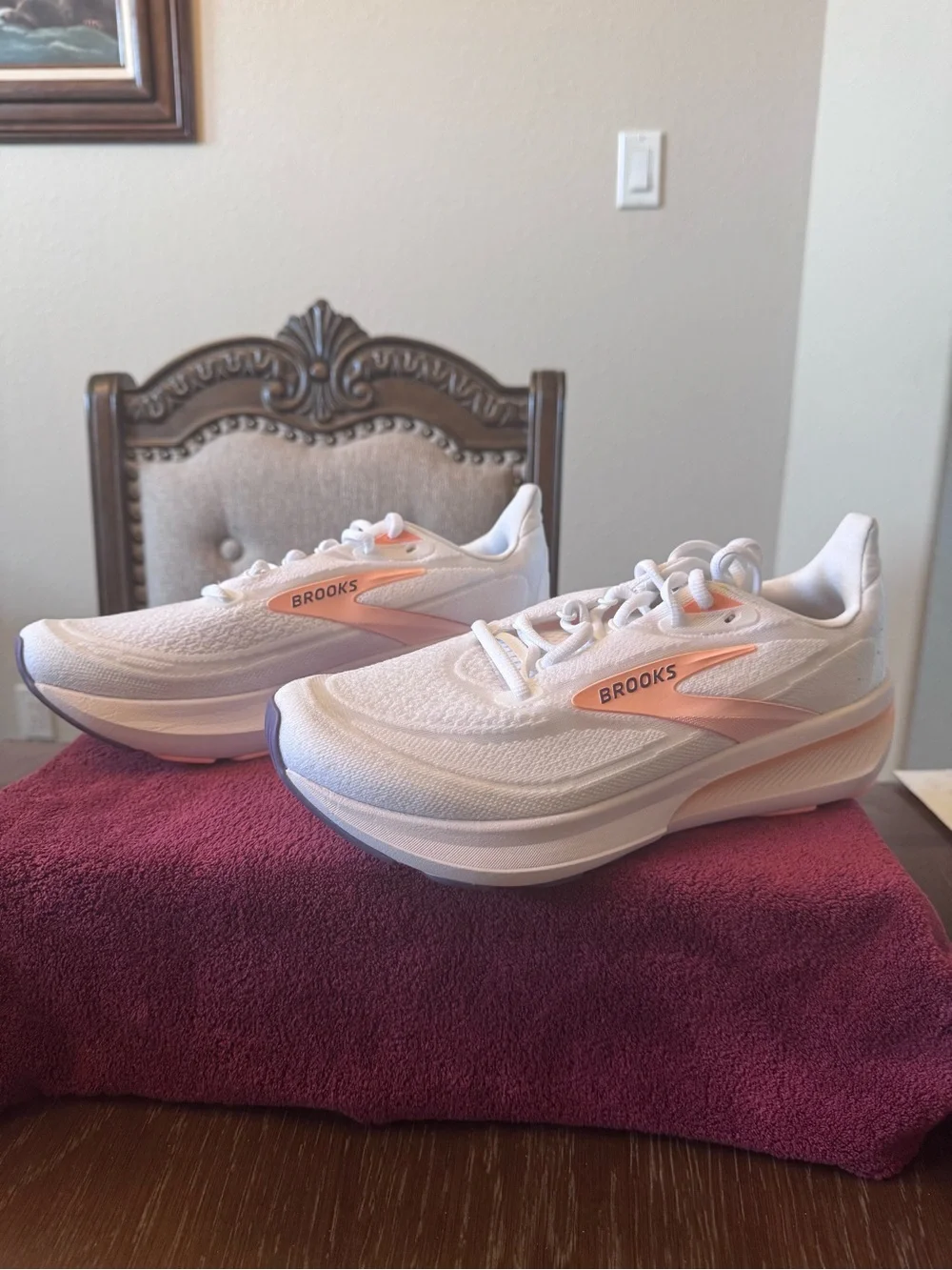 10 Women Brooks White & Peach Athletic Running Sneakers
